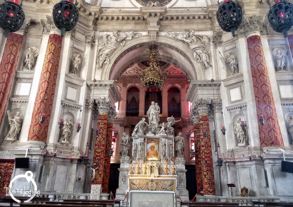 イタリア：ベネチア：サンタ・マリア・デッラ・サルーテ教会の祭壇