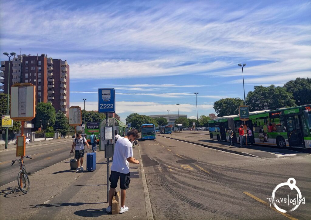 イタリア：ミラノ：バス停と青い空