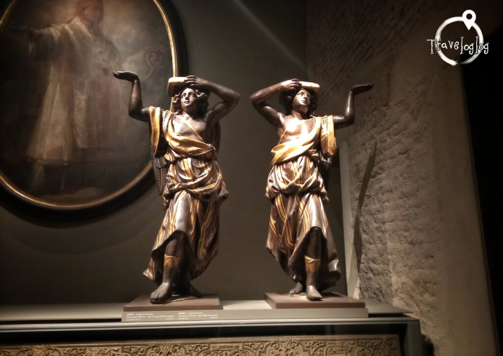 イタリア：ミラノ：大聖堂の博物館の彫刻