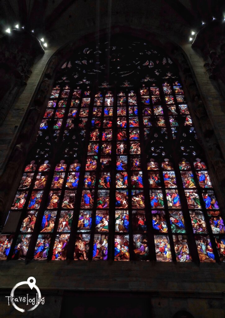 イタリア：ミラノ：大聖堂のステンドグラス