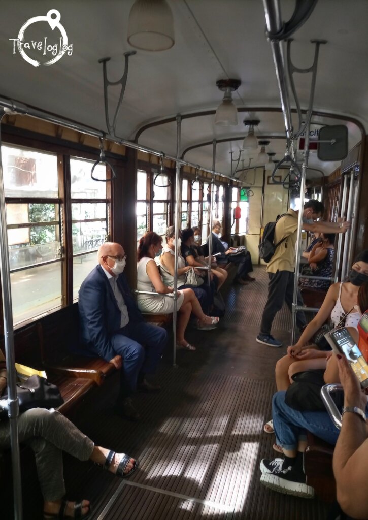 イタリア：ミラノ：路面電車の中
