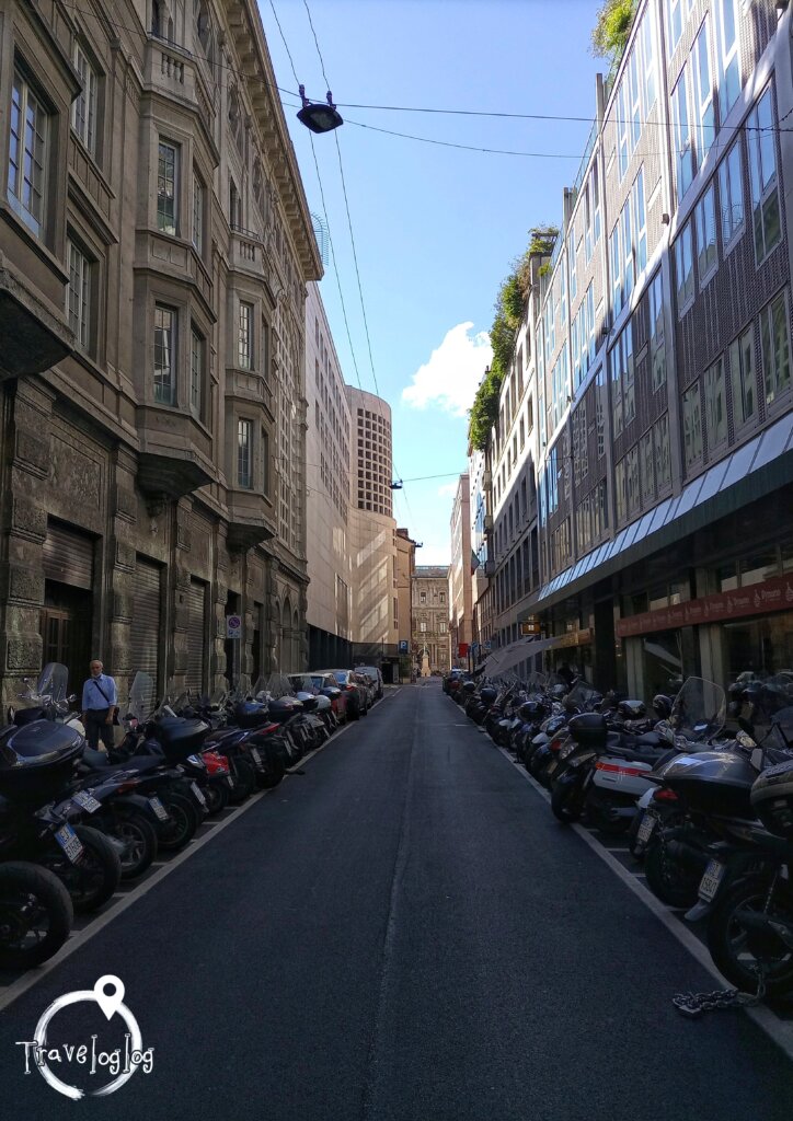 イタリア：ミラノ：路地裏のバイク