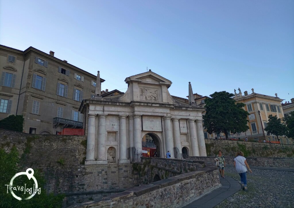 イタリア：ベルガモ：旧市街の門