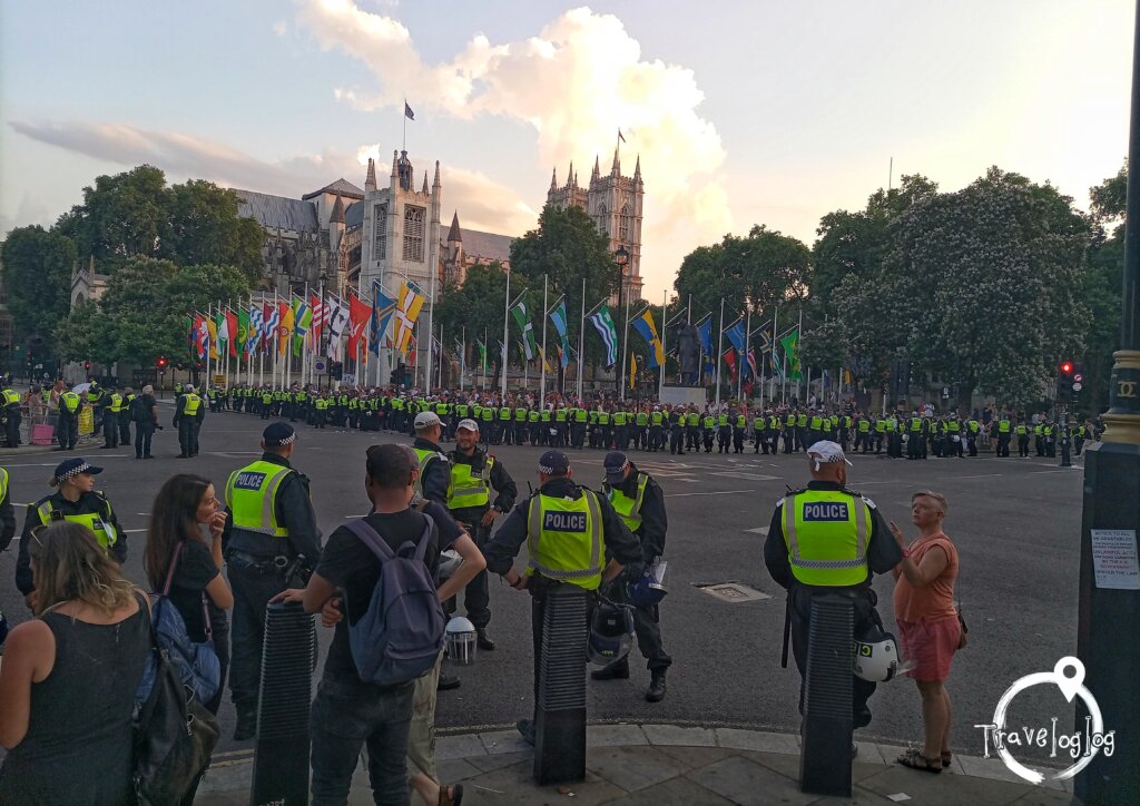 イギリス：ロンドン：ウェストミンスター寺院前のデモと警察