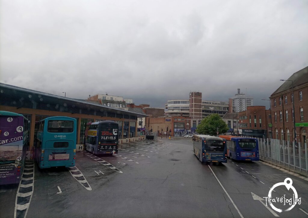 イギリス：レスター：曇り空のバス停